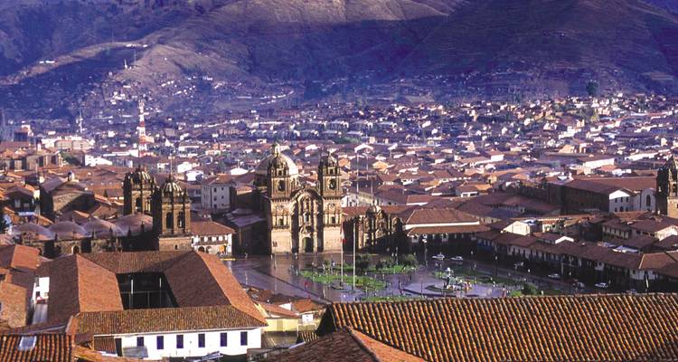 Panoramisch uitzicht op Cusco met historische gebouwen.