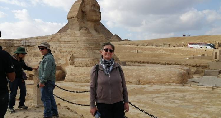 Frau posiert neben der Sphinx in Gizeh.