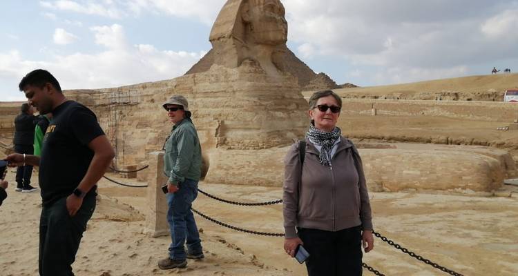 Frau posiert neben der Sphinx in Gizeh.