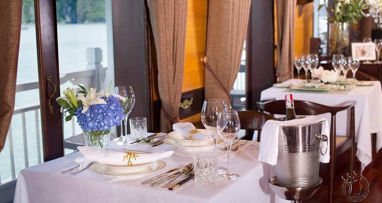 Elegantes Essambiente mit Blumendekoration auf einem Boot.