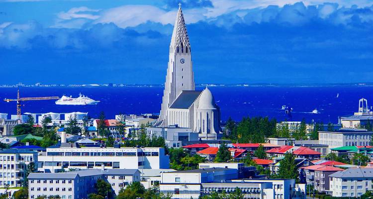 Horizon de Reykjavik avec la tour de Hallgrímskirkja.