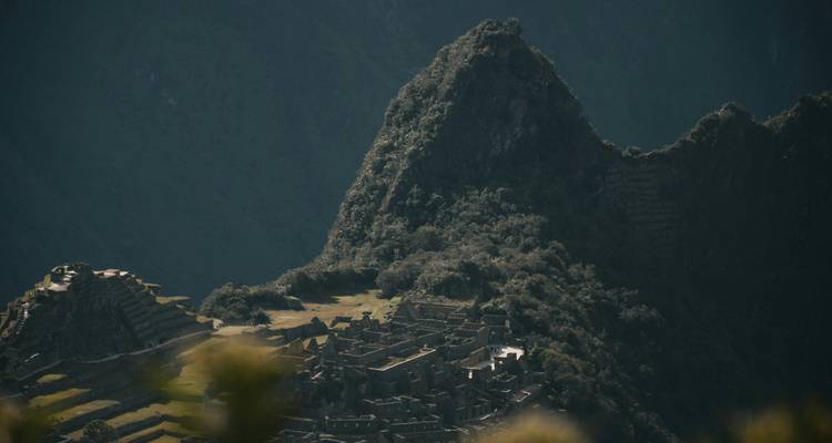 Uitzicht op Machu Picchu met een bergpiek.
