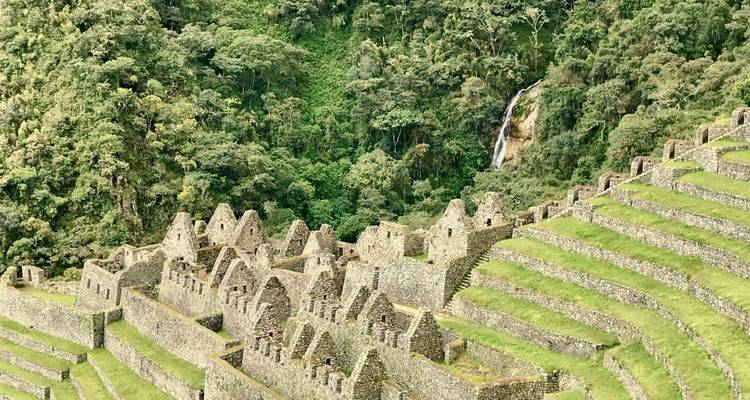 Oude terrassen met een waterval te midden van groen.