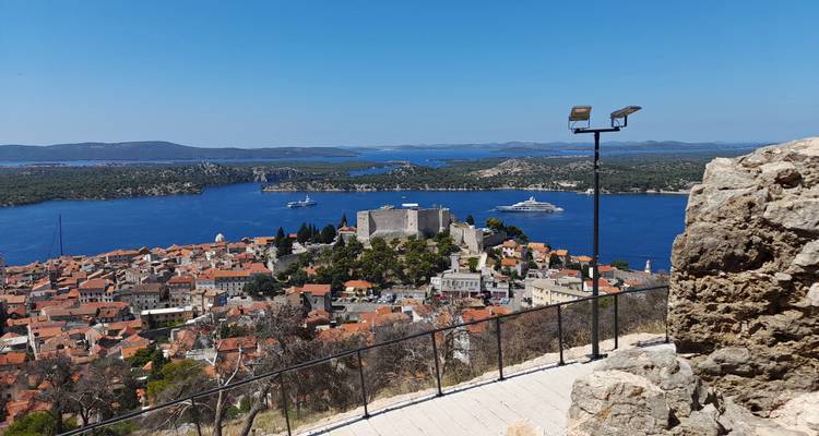 Aussicht von einer Festung über den Hafen von Sibenik mit Segelbooten und Inseln unter klarem blauen Himmel
