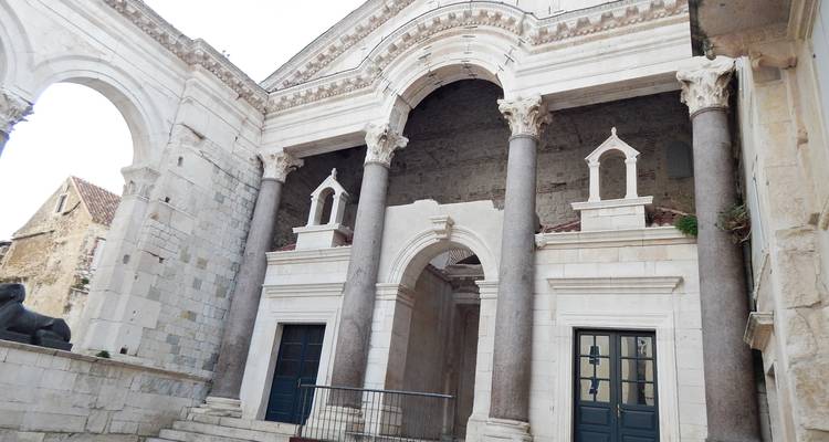 Antike Marmorbögen und Säulen des Innenhofs des Diokletianpalastes in Split