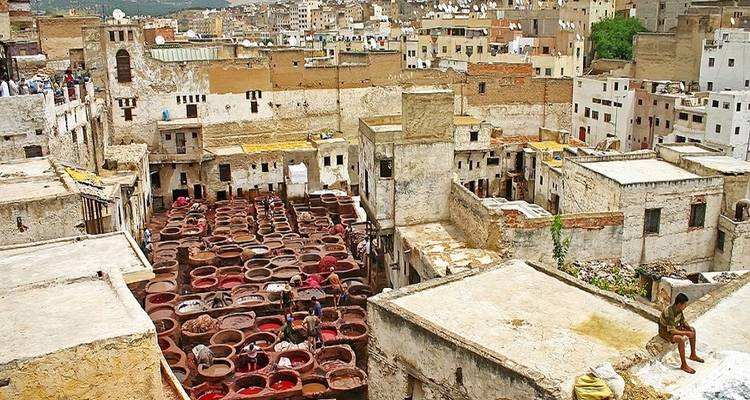 Luftaufnahme einer Gerberei mit arbeitenden Menschen in Fès.