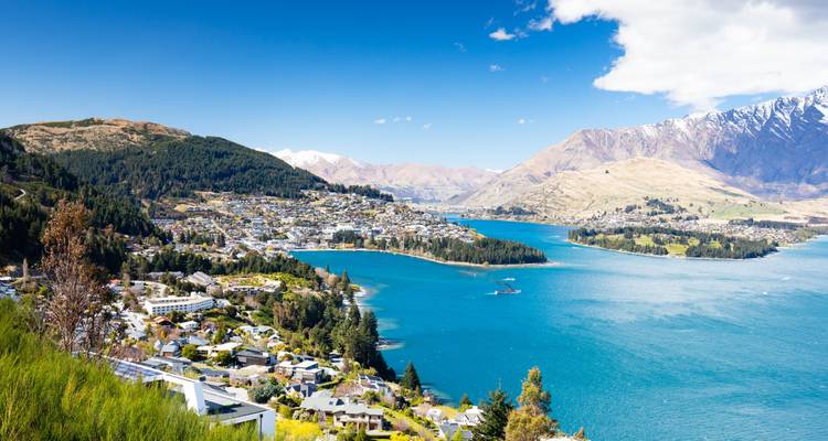 Luftaufnahme von Queenstown am See mit Bergen.