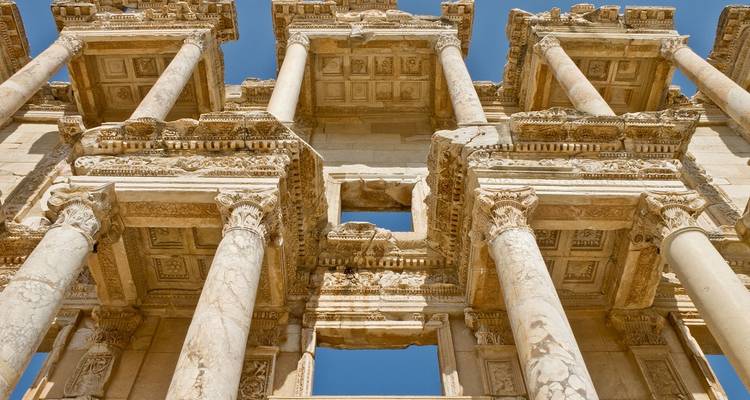 Die Fassade der antiken Bibliothek des Celsus in Ephesos.