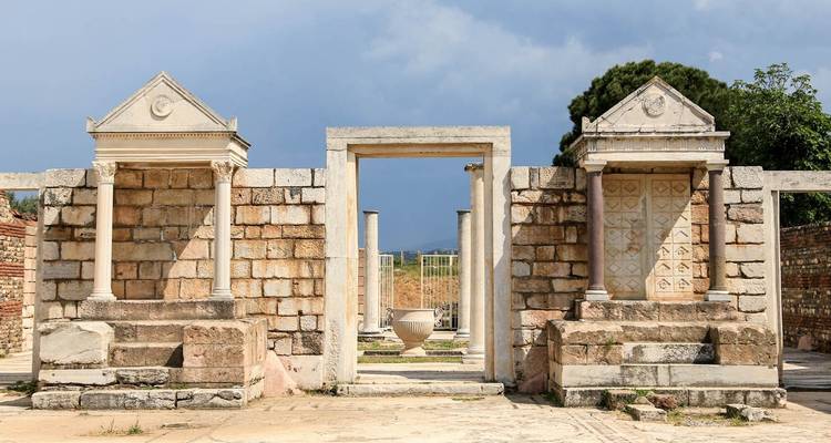 Historische Steinmauern und Tore bei klarem blauen Himmel.