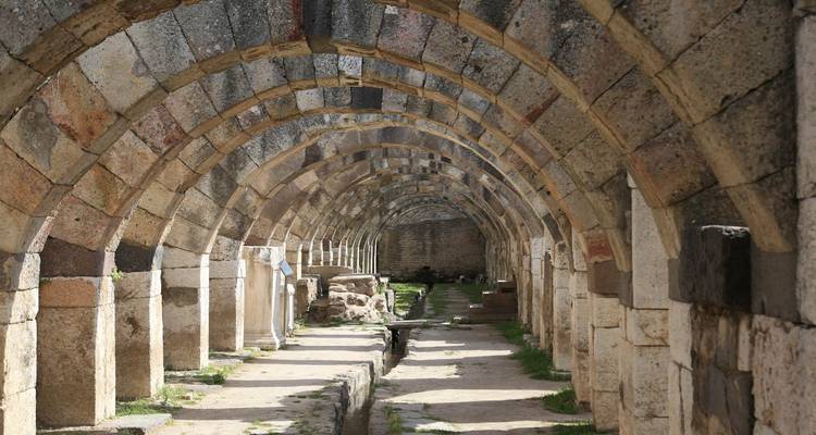 Steinbögen, die einen Weg durch Ruinen bilden.