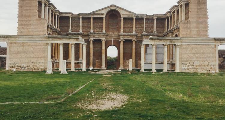 Eine großartige historische Fassade mit Säulen und Bögen.