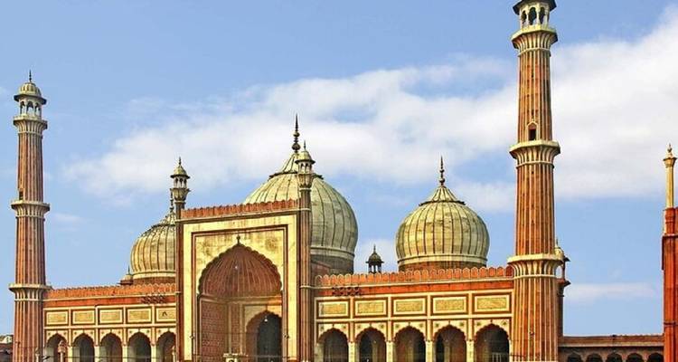 Großartige Fassade der Jama Masjid Moschee mit Kuppeln und Minaretten vor blauem Himmel