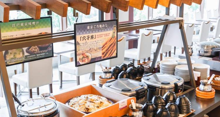 Buffet avec divers plats japonais exposés.