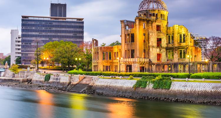 Memorial de la Paz de Hiroshima con reflejo en el río y fondo de la ciudad.