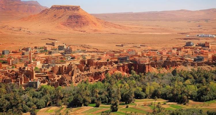 Wüstendorflandschaft mit Bergen