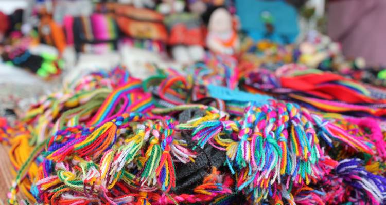 Een kleurrijke variatie van geweven textiel op een markt.