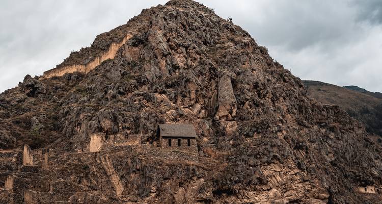 Ein schroffer Berggipfel inmitten einer felsigen Landschaft.