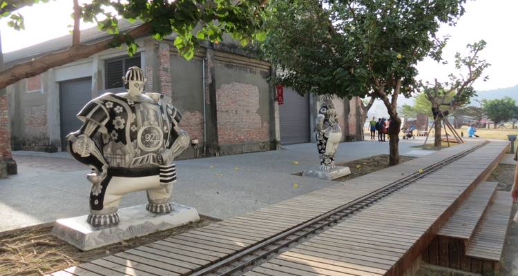 Betonnen sculpturen langs een wandelpad.