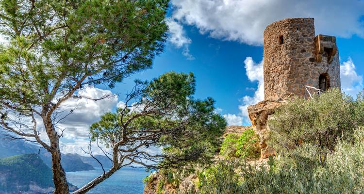 Steinerner Wachturm mit Blick auf das Meer und die zerklüftete Küste.