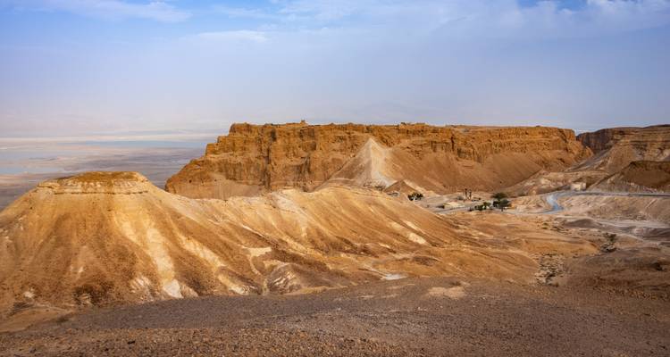 Dramatische Landschaft einer felsigen Wüste mit steilen Klippen.