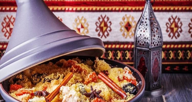 Plato marroquí servido en tagine tradicional.