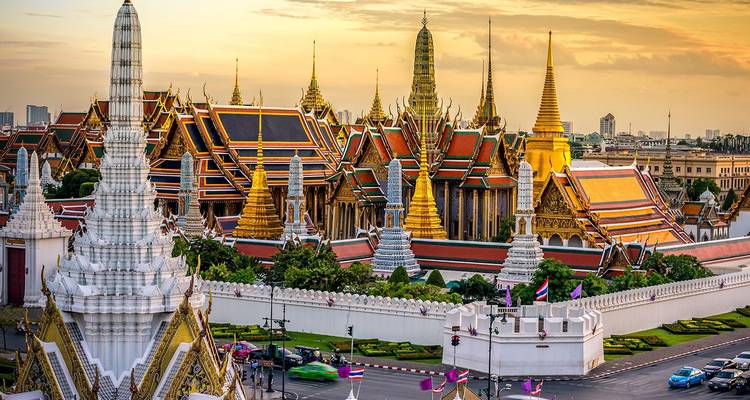 El espectacular perfil de Bangkok con el Gran Palacio y el Wat Phra Kaew con sus torres doradas al atardecer.