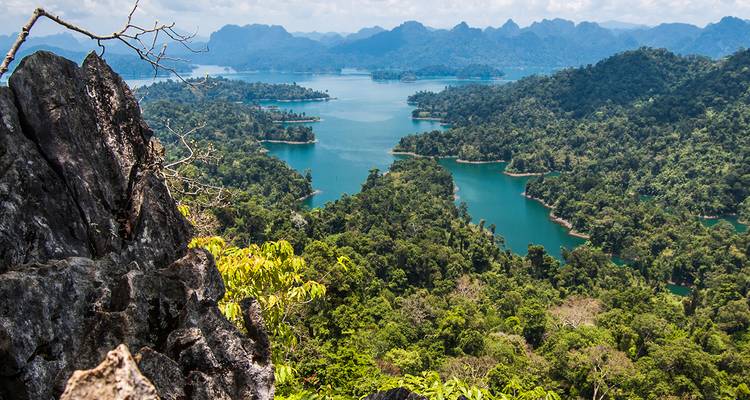 Vue panoramique d'un lac avec des îles et des collines boisées.