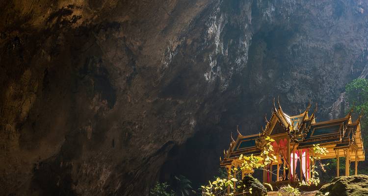 Magnifique temple à l'intérieur d'une grotte avec la lumière du soleil qui filtre à travers.