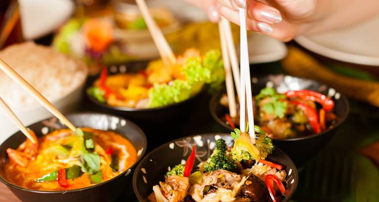 Des plats thaïlandais traditionnels étant servis.