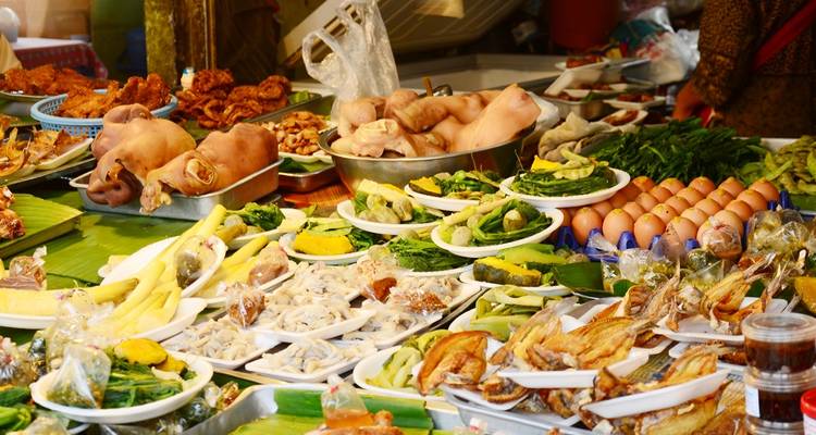 Markt mit verschiedenen Arten von Lebensmitteln ausgestellt.