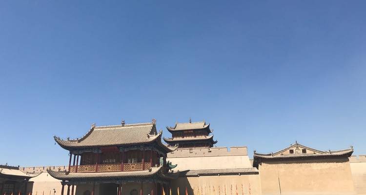 Traditionele Chinese architectuur tegen een heldere blauwe hemel.