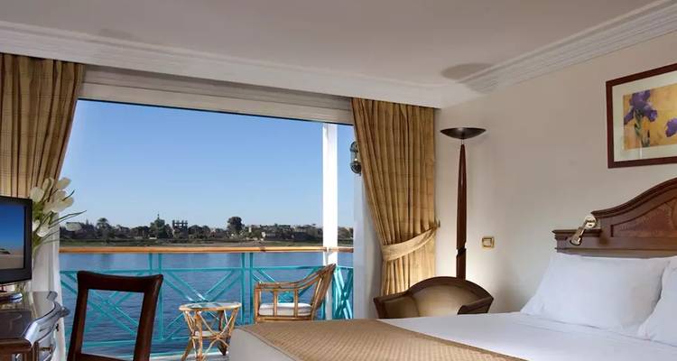Chambre d'hôtel luxueuse avec vue sur le fleuve Nil.