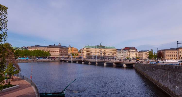 Vue panoramique du centre de Stockholm avec des bâtiments historiques bordant les rives et des ponts traversant le chenal.