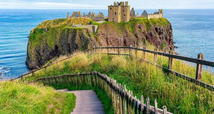 Ruinas del Castillo de Dunnottar en un acantilado con vista al Mar del Norte.