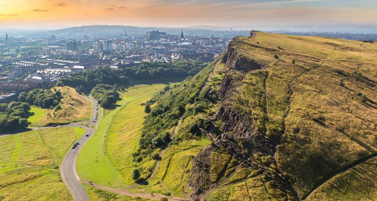 Vista desde Arthur's Seat con vista panorámica del paisaje urbano de Edimburgo.