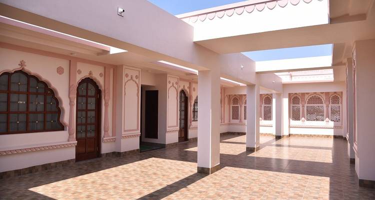 Open binnenplaats met bogen en klassiek architecturaal ontwerp.