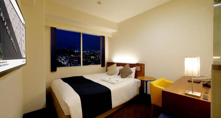 Hotelzimmer mit Stadtblick bei Nacht.