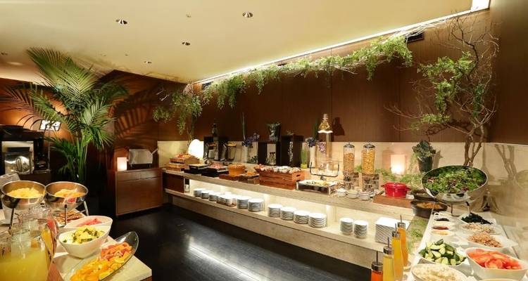 Buffet mit verschiedenen Frühstücksartikeln und Fruchtsäften.