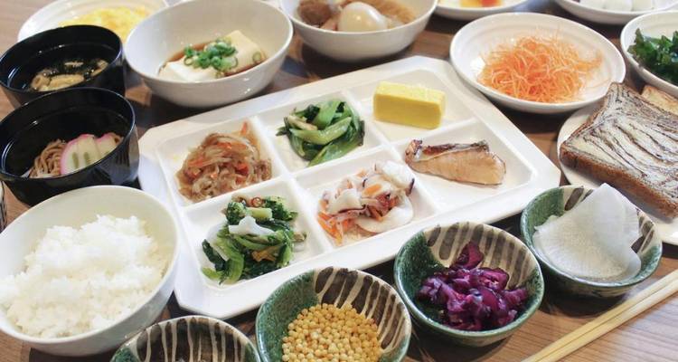 Japanisches Frühstück mit verschiedenen Gerichten in Schüsseln.