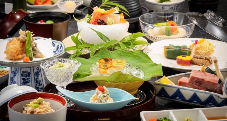 Aufwändiges Set japanischer Gerichte in einem Restaurant.