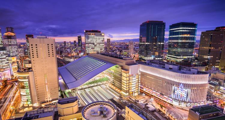 Skyline von Osaka mit dem Umeda Sky Building bei Nacht