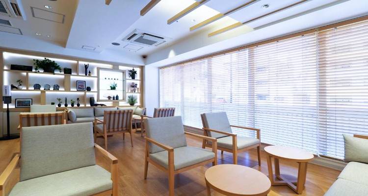 Heller und moderner Hotellounge-Bereich mit Holzdekor.