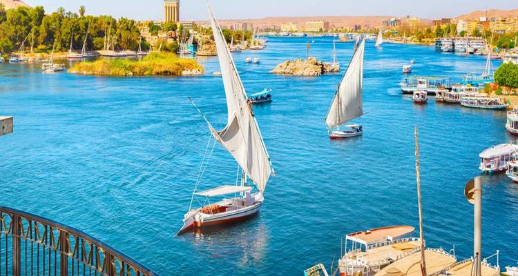 Segelboote auf einem Fluss mit Stadtpanorama und Inseln
