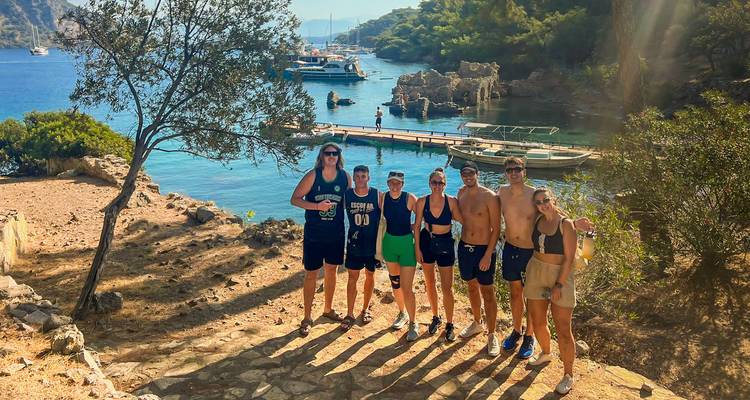 Groupe de personnes posant près d'une zone côtière pittoresque.