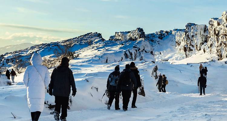 Personnes faisant de la randonnée dans un terrain enneigé