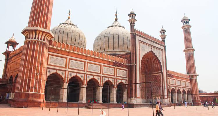 Jama Masjid à Delhi, une grande mosquée rouge et blanche.