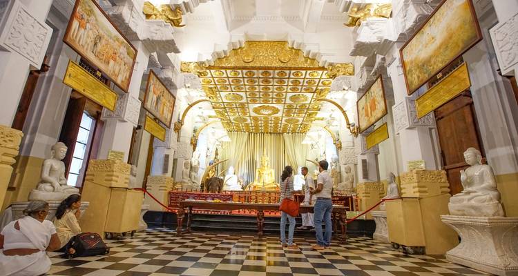 Innenraum eines Tempels mit Statuen und dekorativen Elementen.