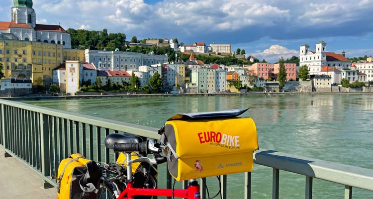 Fahrrad mit Eurobike-Logo auf einer Brücke mit Blick auf Passau.