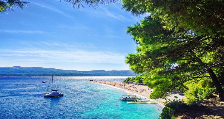 Plage pittoresque de Zlatni Rat sur l'île de Brač avec une eau bleue cristalline.