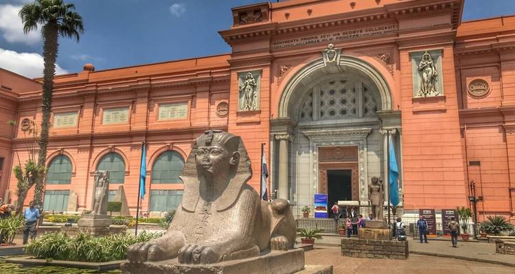 Äußeres des Ägyptischen Museums in Kairo mit Sphinxstatuen.